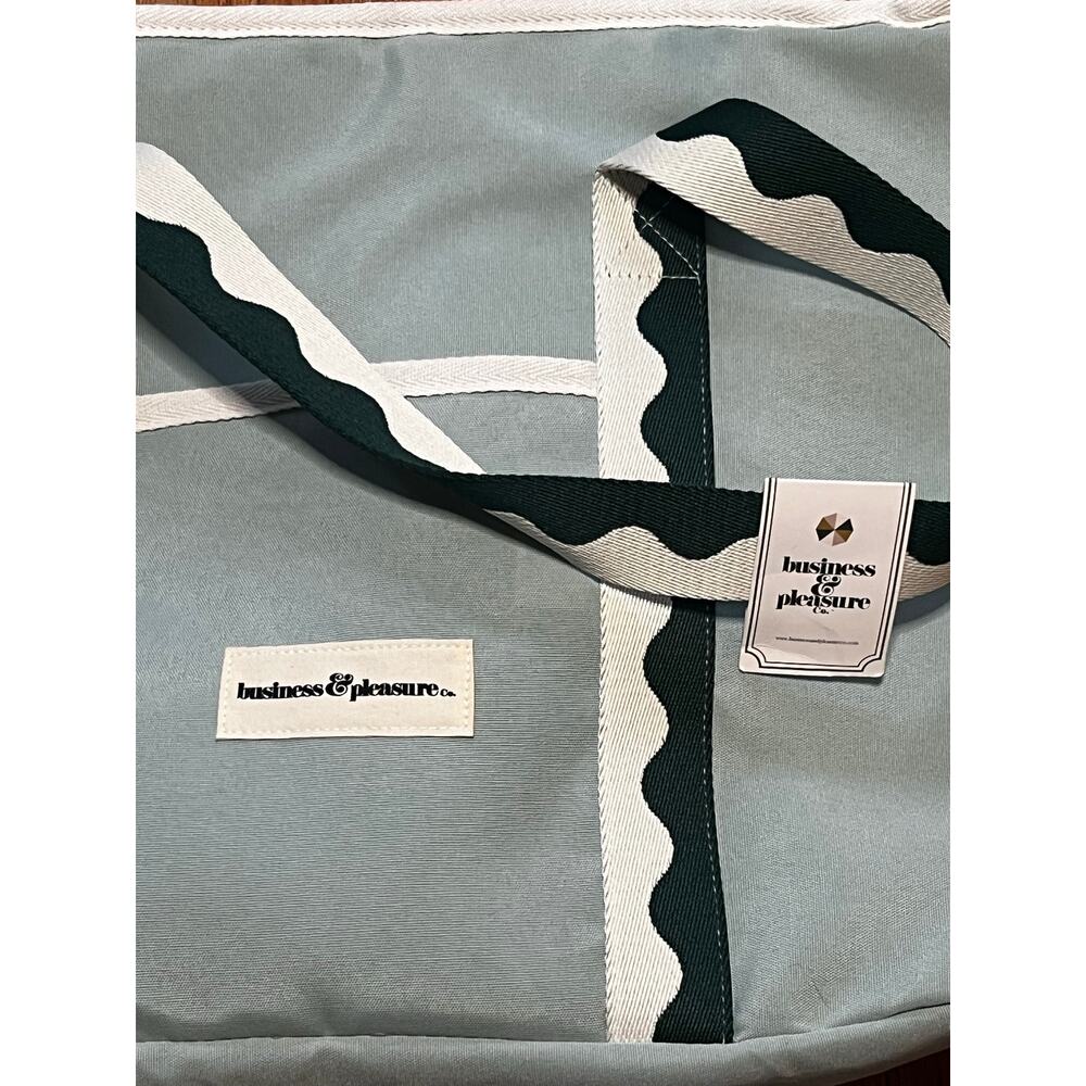 Business & Pleasure Co. Sage Green Scallop Holiday Cooler Tote NWT - Picture 6 of 8
